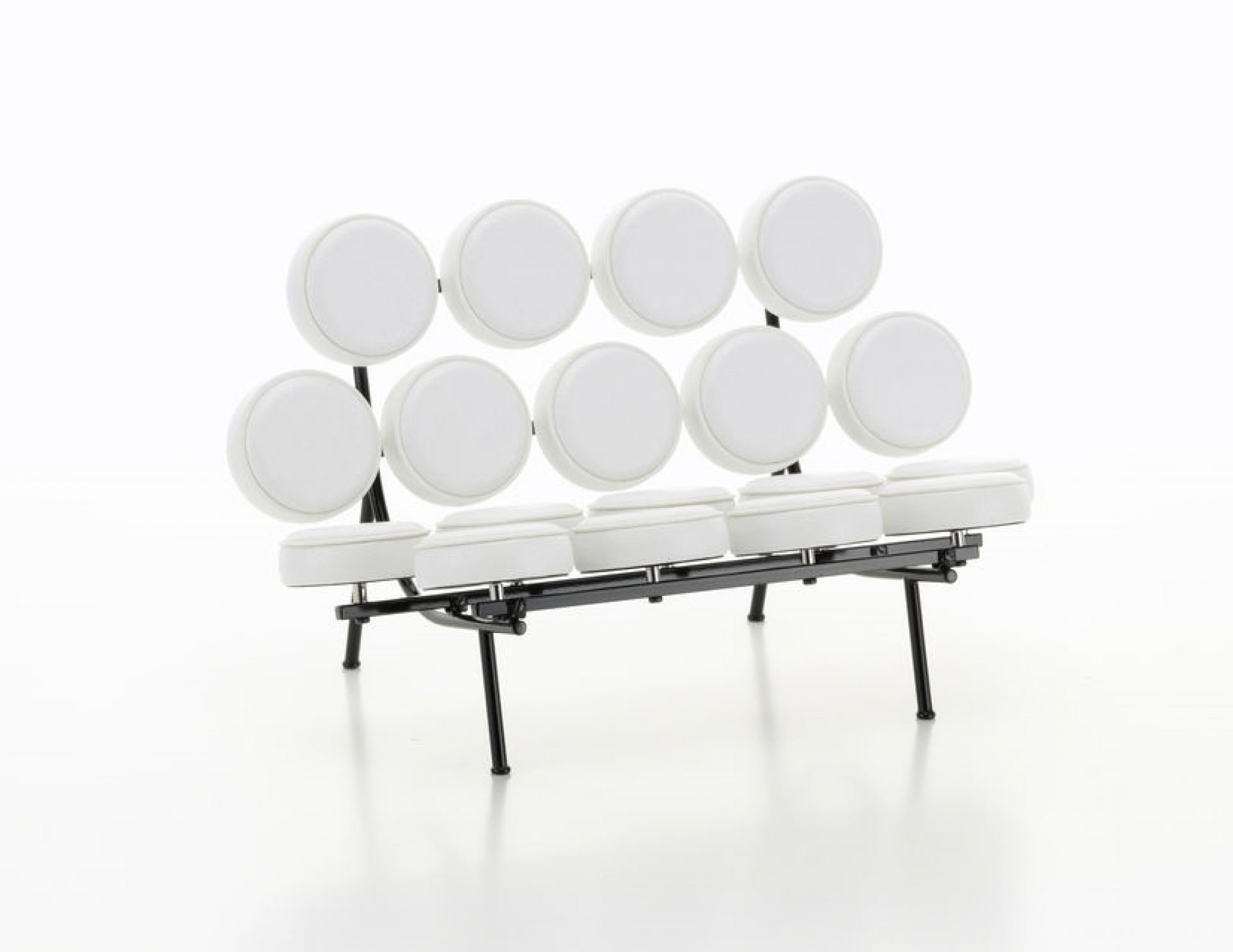 Weißes Marshmallow Sofa Miniatur von Vitra (1956) mit schwarzen Beinen auf weißem Hintergrund.